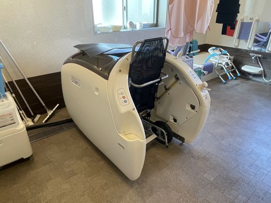 最新の介助用設備がある浴室