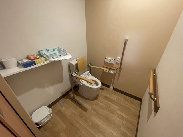 安全に配慮されたトイレ トイレ 手すりが設置されたトイレです。安全に配慮されており、利用者の方に安心を提供します。
