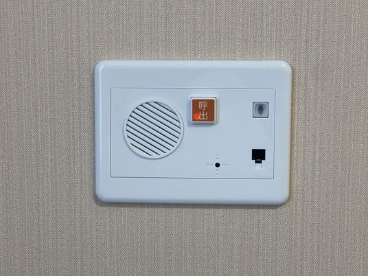 呼び出しボタン付き壁面