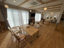 木製家具の明るいリビング