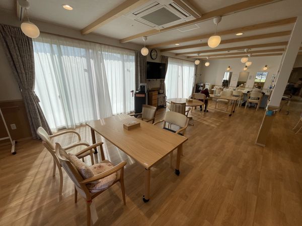 木製家具の明るいリビング