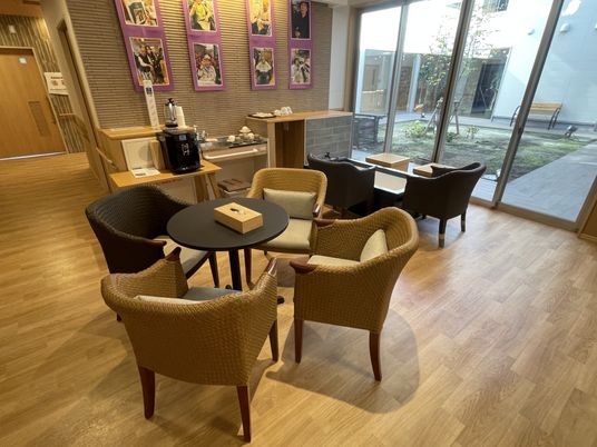 明るいラウンジ