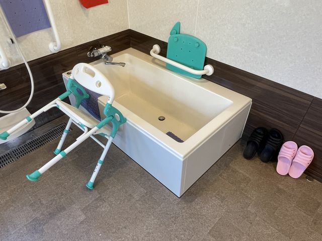 浴槽と介護設備 浴室 安全を考慮した設備が整った浴場です。利用者が快適に入浴できるよう工夫されています。