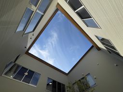青空見える中庭