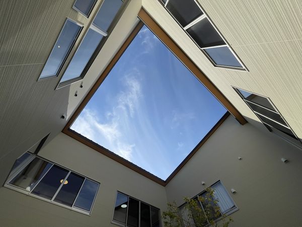 青空見える中庭