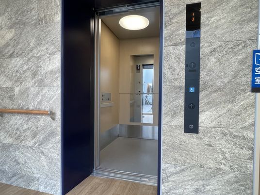 広々としたエレベーター