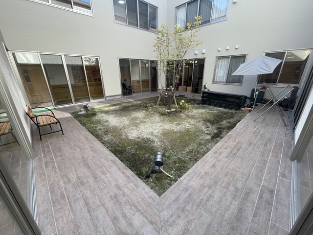 落ち着いた中庭 中庭 自然光が差し込み、心地よい空間が広がる中庭です。リラックスした雰囲気の中で憩いのひとときを過ごせます。