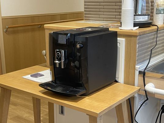 コーヒーメーカーのある室内
