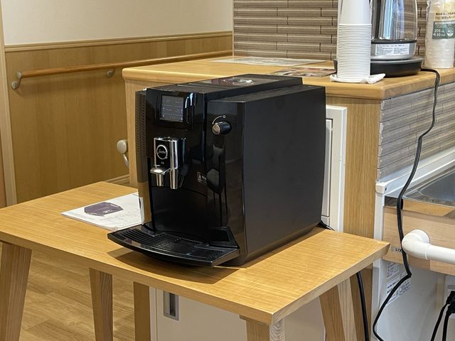 コーヒーメーカーのある室内 内観 利用者が自由に使えるコーヒーメーカーがあります。リラックスしたひとときを過ごせる環境です。