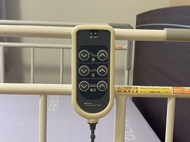 調整可能なベッド 居室 ベッドの調節機能で、快適な姿勢をサポートします。ボタンひとつで簡単に操作できます。