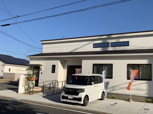 外観と車寄せが見える建物前  