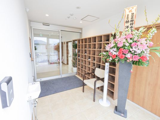 花飾りのあるエントランス