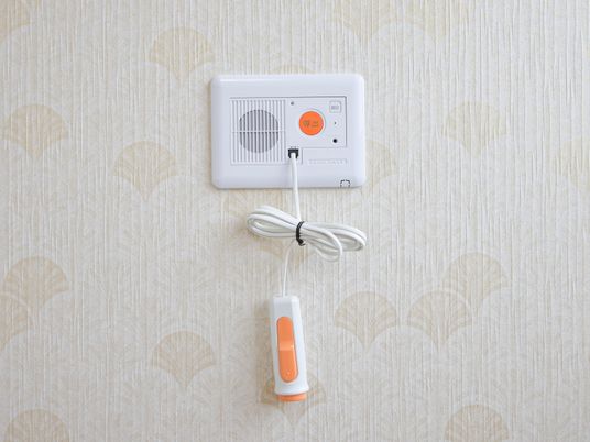 緊急通報装置の壁