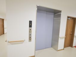 広々としたエレベーター