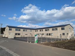 駐車場付きの建物外観