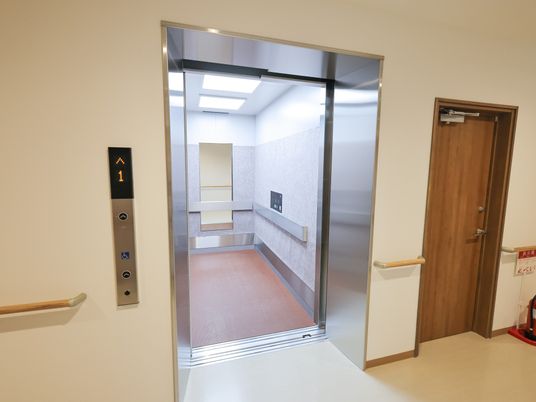 明るいエレベーターの床面