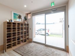 エントランスの明るい空間