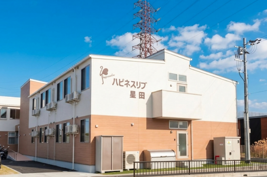 青空の下の建物