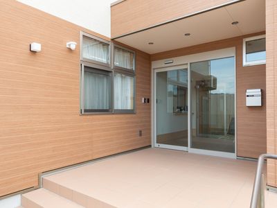 幅広い出入口のエントランス