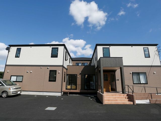 居心地の良い居室 外観 ゆったりとした空間の居室です。窓から自然光が差し込み、明るく落ち着いた雰囲気を提供しています。