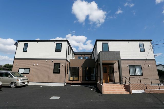 居心地の良い居室 外観 ゆったりとした空間の居室です。窓から自然光が差し込み、明るく落ち着いた雰囲気を提供しています。