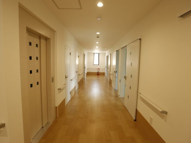 廊下の様子 廊下 ゆったりとした廊下は、明るく清潔感があり、安心して歩ける環境が整っています。