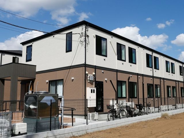 明るいエントランス エントランス ゆったりとしたエントランスは、落ち着いた色合いで迎えてくれます。夜でも安心な明かりが灯っており、暖かい印象を与えます。