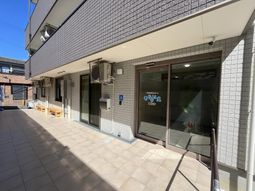 明るい日差しの中庭