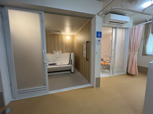 ゆとりある入口の浴室