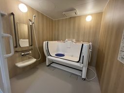 バリアフリー設計の浴室