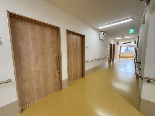 長い通路と扉の廊下