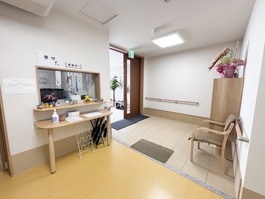 落ち着いた風合いのエントランス