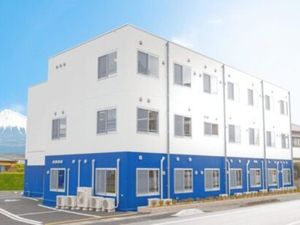 白と青の建物外観  