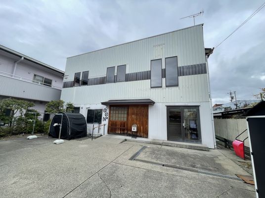 白い二階建て施設の外観