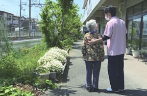 談笑する庭道