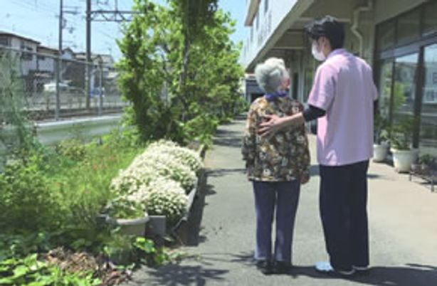 談笑する庭道