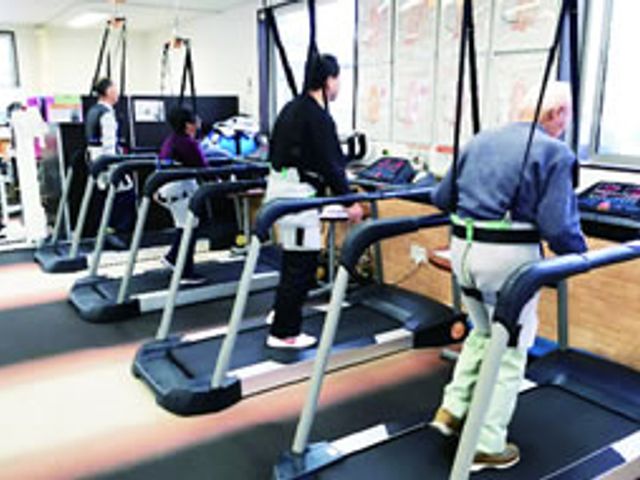 機能訓練室の様子 機能訓練室 トレッドミルで体を動かす利用者の姿が見られます。快適な空間でリハビリが行えます。
