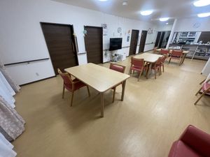 食事用テーブルのある室内