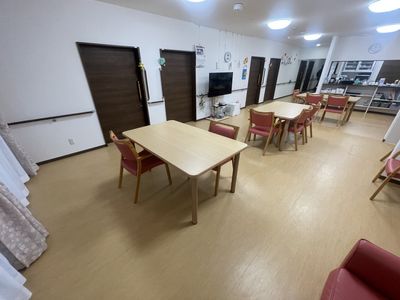 食事用テーブルのある室内