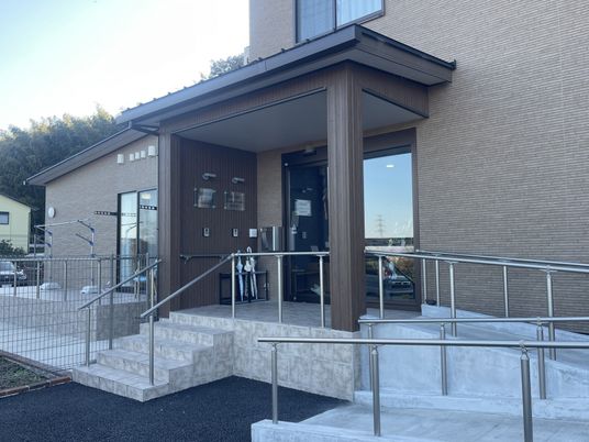 広い入口の建物