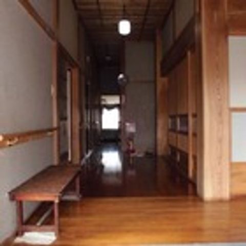 木のぬくもりがある廊下 廊下 木製の床と壁が調和する、落ち着いた雰囲気の廊下です。温かみのある空間で、リラックスして過ごせます。