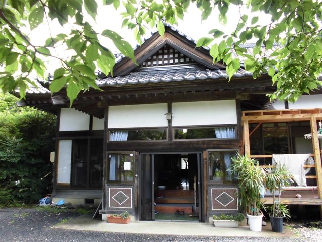 伝統的な建物の外観 外観 緑に囲まれた落ち着いた雰囲気が魅力的です。リラックスできる環境が整っています。