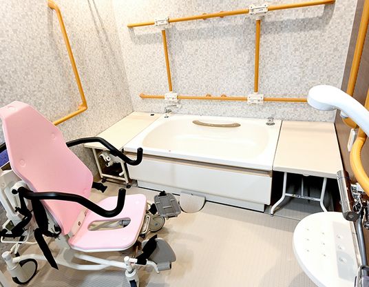 バリアフリー設計の浴室