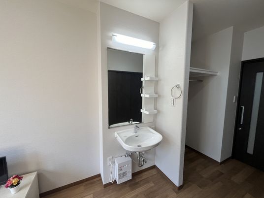 明るい洗面台のある居室