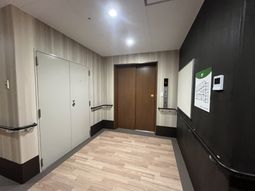 静かな廊下のエレベーター