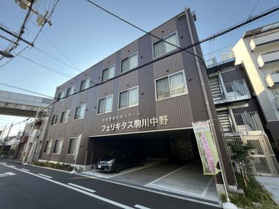 落ち着いた外観の建物