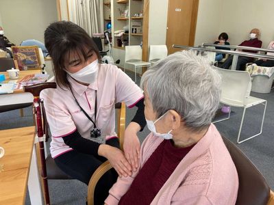 優しい交流が見られる居室