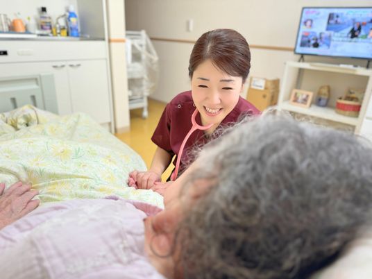 笑顔のスタッフと利用者の居室