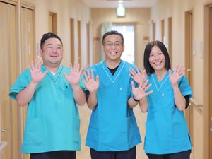 笑顔の職員が並ぶ廊下  