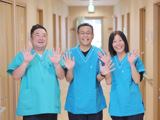 笑顔の職員が並ぶ廊下  